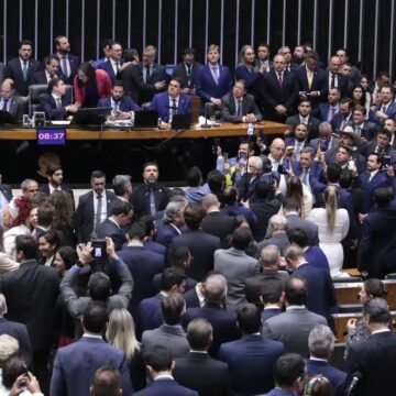 Com votos de 8 paraibanos, Câmara aprova urgência para votar anistia