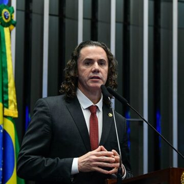 Veneziano assume discurso contra blindagem, mas MDB deu 27 votos a favor de PEC