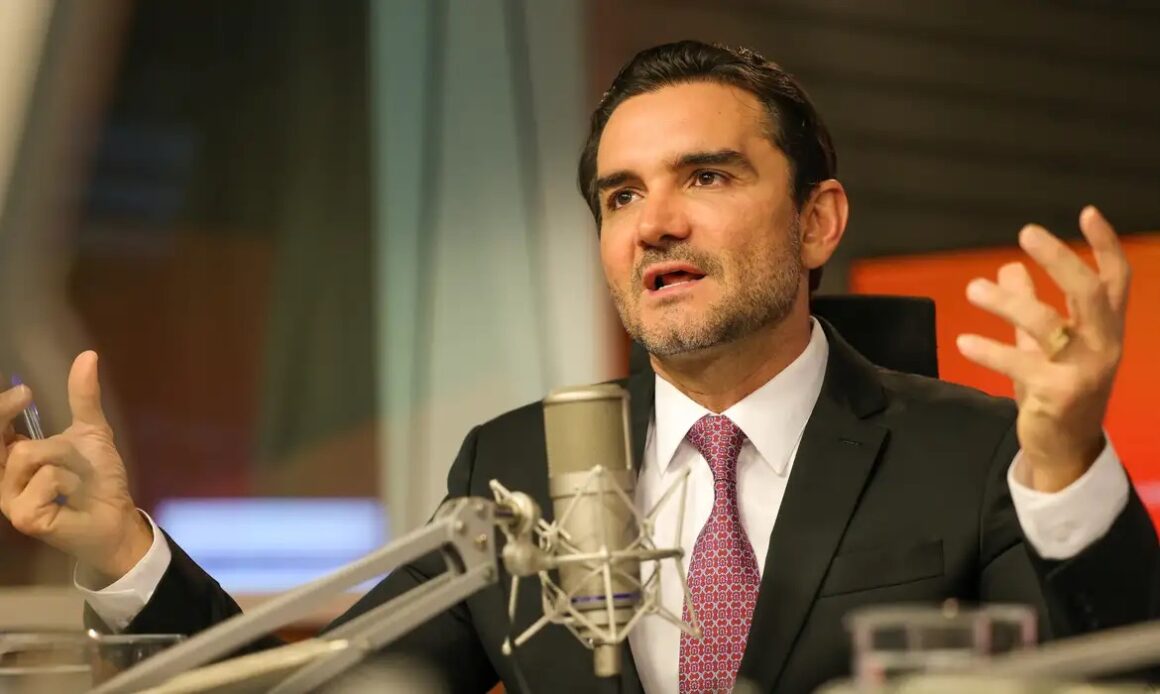 Celso Sabino informa a Lula que deixará Ministério do Turismo