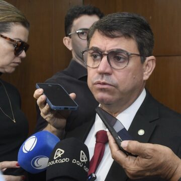 Eleições 2026: Dinho volta a avisar que não soltará a mão de Cícero