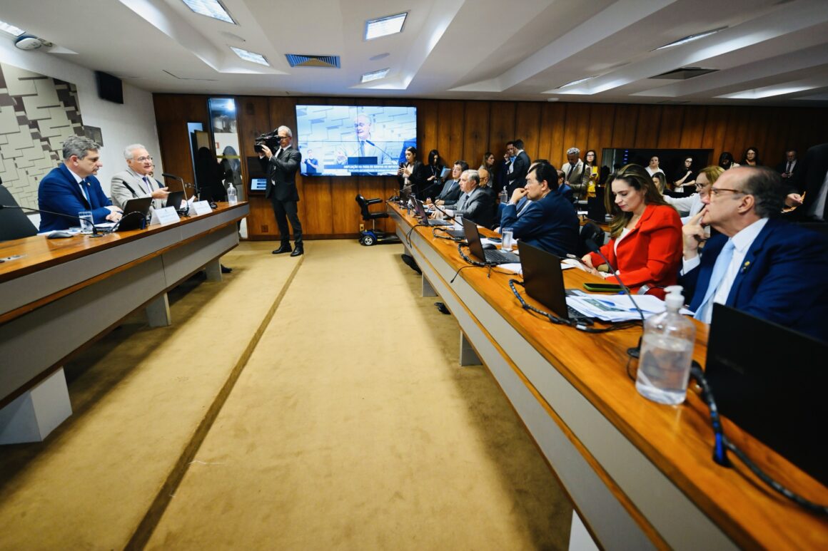 Pressão popular leva senadores a enterrar a PEC da Blindagem