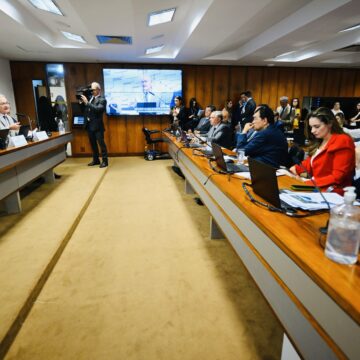 Pressão popular leva senadores a enterrar a PEC da Blindagem