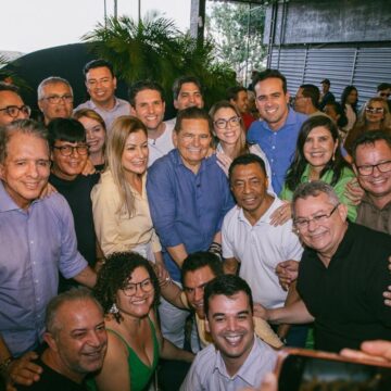 Adriano Galdino não fecha portas e fecha o dia com a base governista