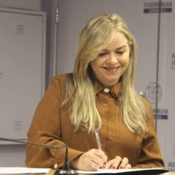 Sílvia Benjamin retorna à ALPB com a licença de Bosco Carneiro