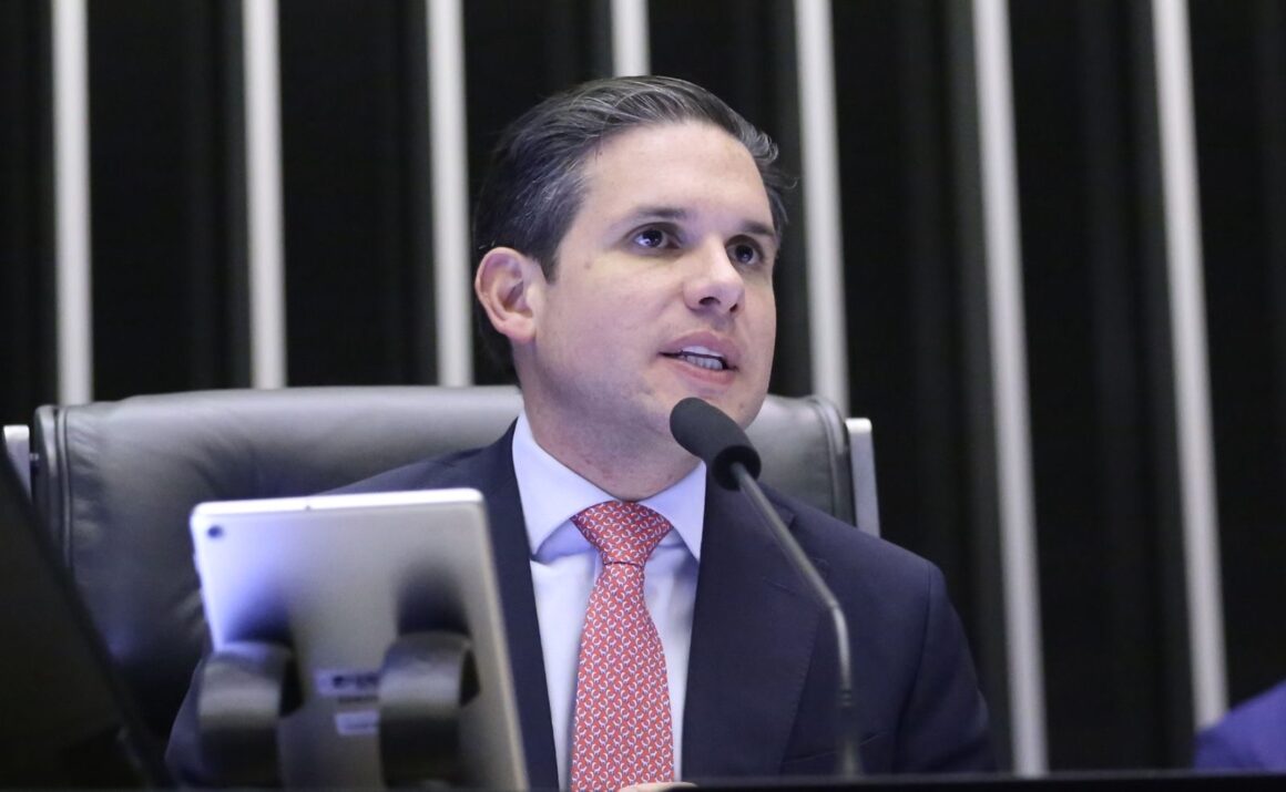 Hugo Motta colocará em pauta projeto que garante mala de mão gratuita em voos