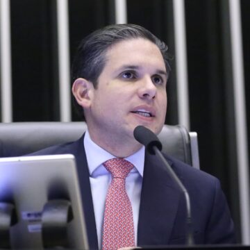 Hugo Motta colocará em pauta projeto que garante mala de mão gratuita em voos