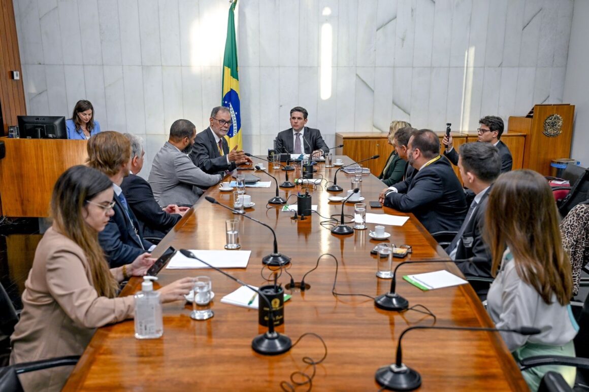 Hugo Motta garante legislação mais eficaz contra falsificação de bebidas e alimentos