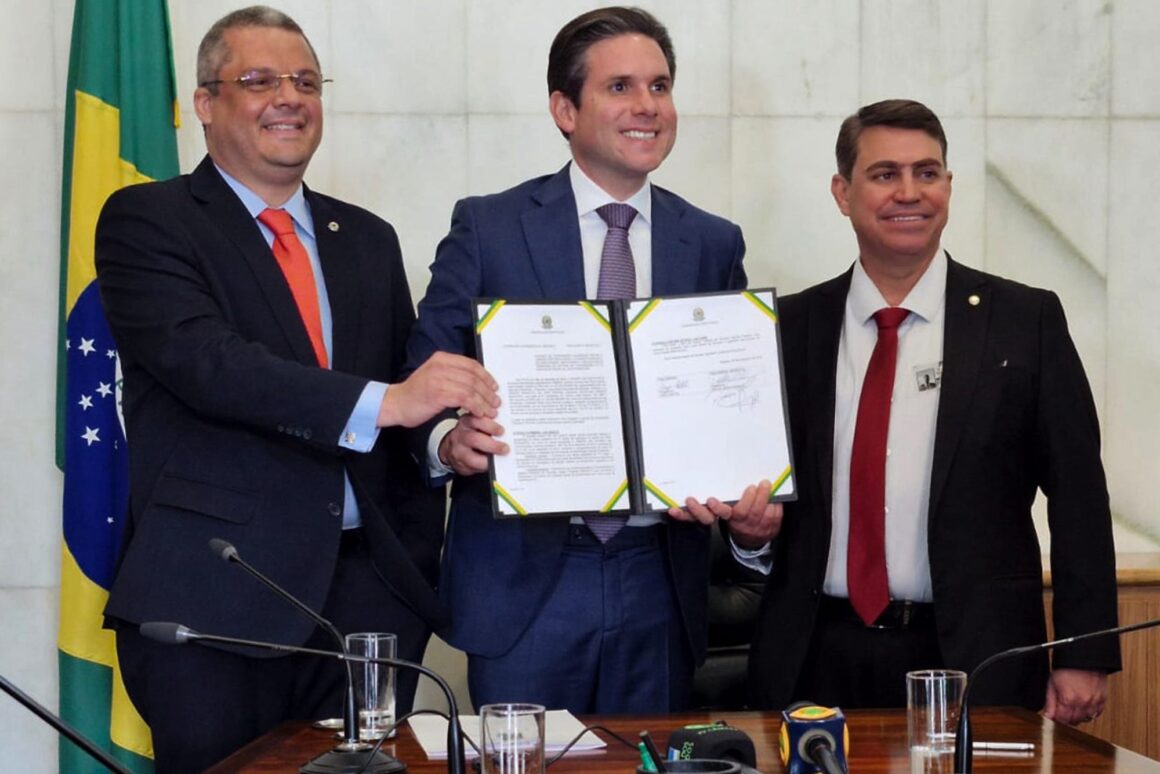 Hugo Motta e Dinho assinam criação da Rede Legislativa Metropolitana