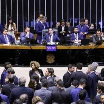 Com articulação direta de Hugo, Câmara aprova isenção do IR por unanimidade