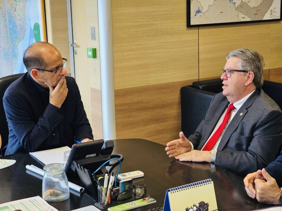 João Azevêdo discute nova etapa do Canal Acauã-Araçagi em reunião com ministro