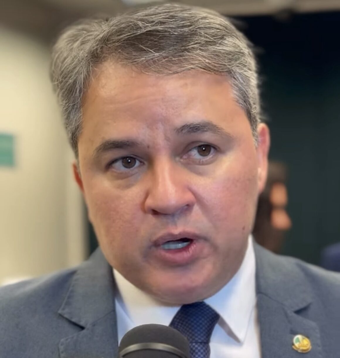 Efraim Filho garante que se mantém na disputa pelo governo