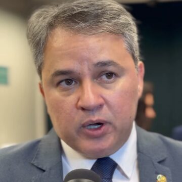 Chateado, talvez; surpreso, nem tanto. Efraim sabe que Léa e Camila ficarão com Cícero