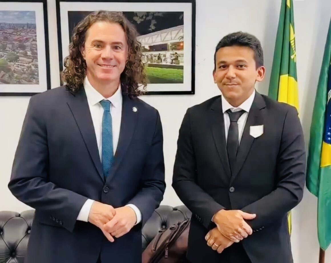 Panta se abraça com Nabor e Jackson Alvino dá as mãos a Veneziano