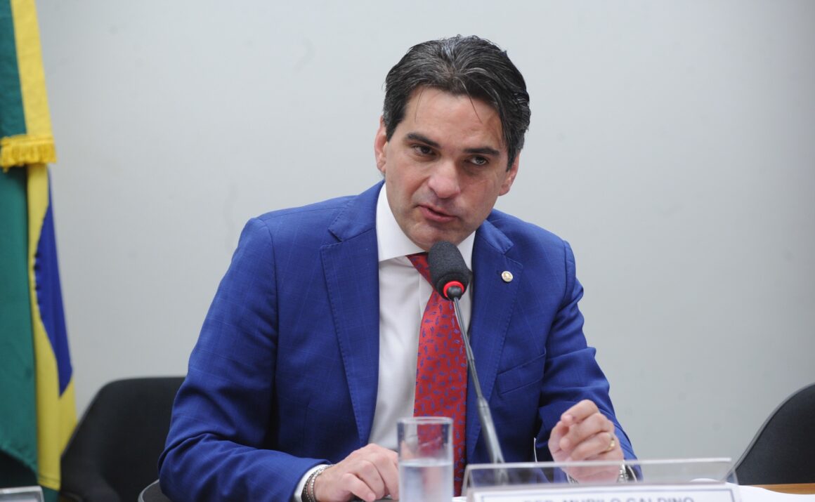 Projeto de Murilo Galdino que proíbe descontos associativos na folha do INSS passa no Senado