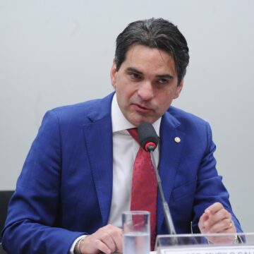 Projeto de Murilo Galdino que proíbe descontos associativos na folha do INSS passa no Senado