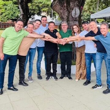 Adriano Galdino retira pré-candidatura para apoiar Lucas Ribeiro