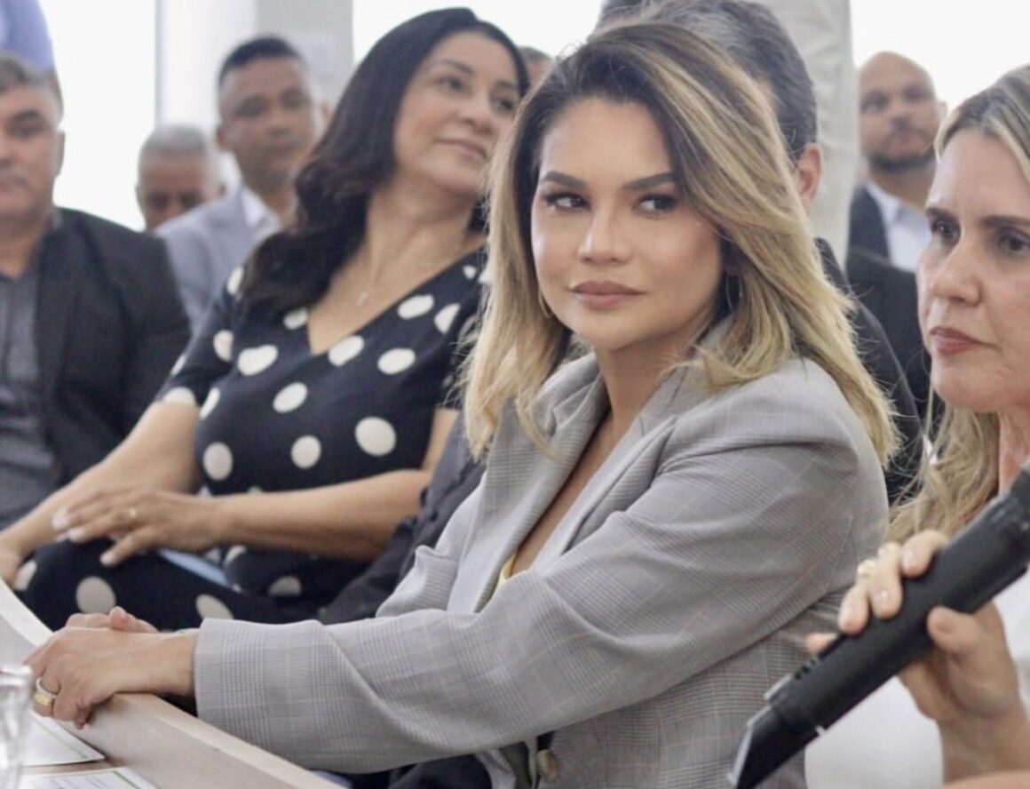 Prefeita do Conde dá canetada e exonera mais de 160 comissionados