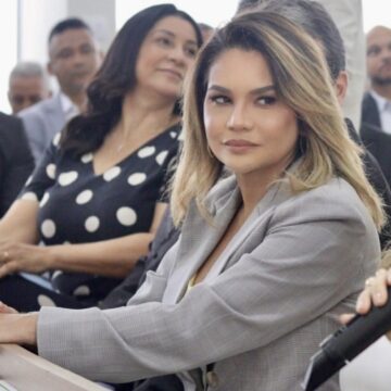 Prefeita do Conde dá canetada e exonera mais de 160 comissionados