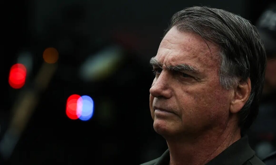 Bolsonaro alega surto sobre violar tornozeleira, mas prisão é mantida