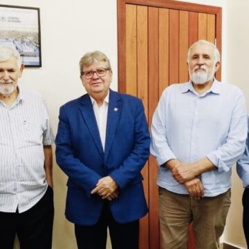 Luiz Couto sela a paz e anuncia voto em João Azevêdo para o Senado