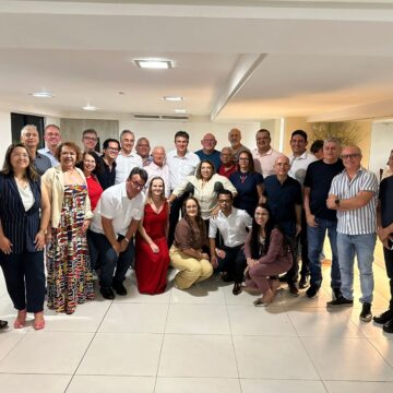 Em jantar com Cida Ramos e lideranças, Camilo Santana sente o “clima” de 2026 na PB