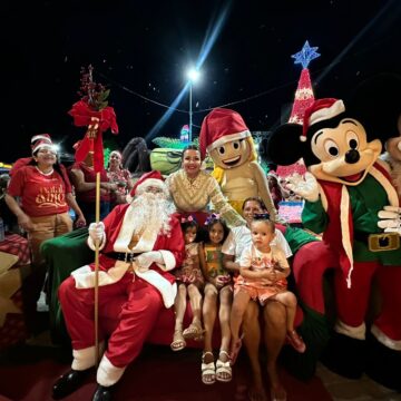 Prefeita de Bayeux leva Papai Noel e até faz “nevar” na cidade