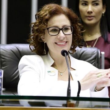 Câmara Federal se imbui do protecionismo e livra Carla Zambelli
