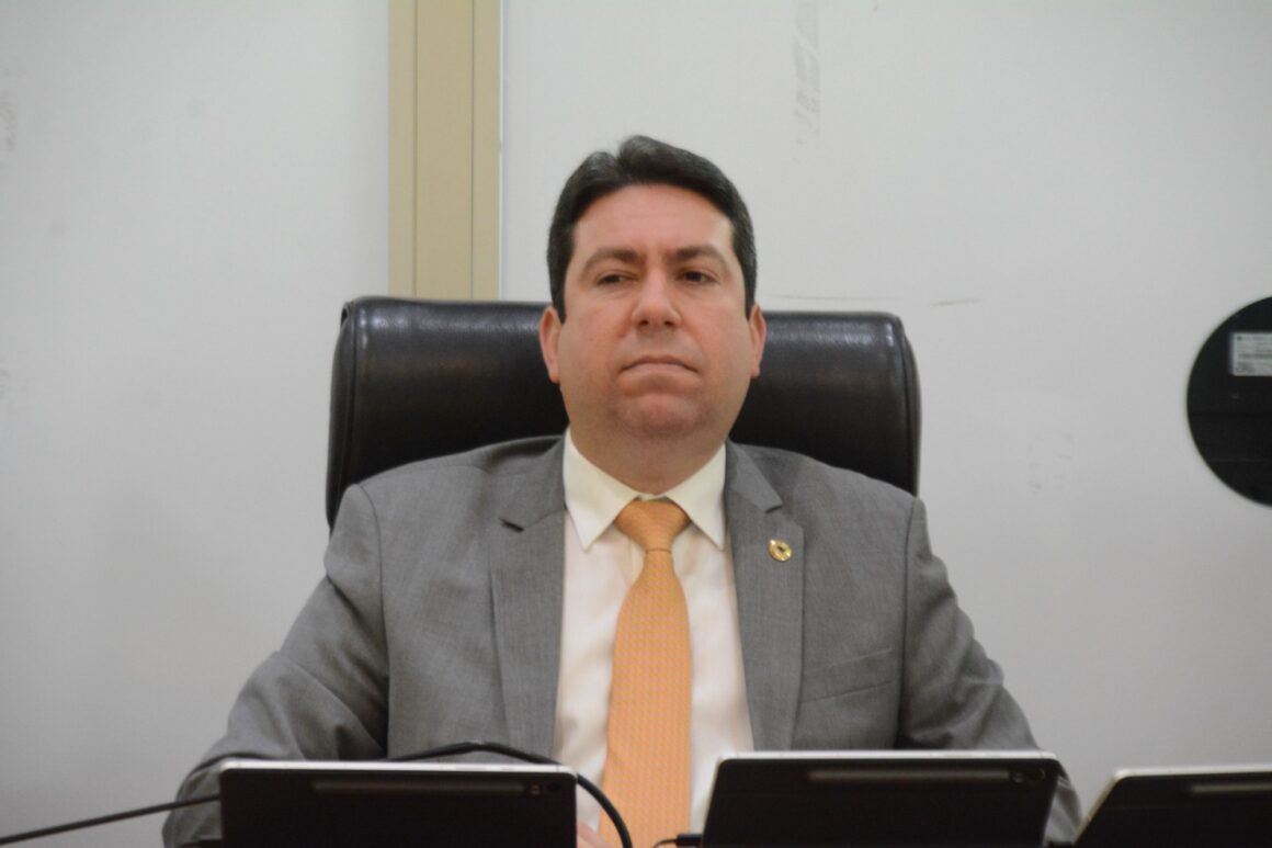 Felipe Leitão precisa avaliar se quer permanecer preso a 2024 ou avançar com 2026