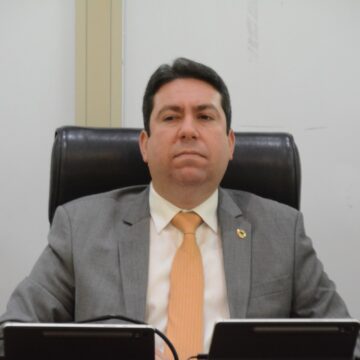 Felipe Leitão precisa avaliar se quer permanecer preso a 2024 ou avançar com 2026