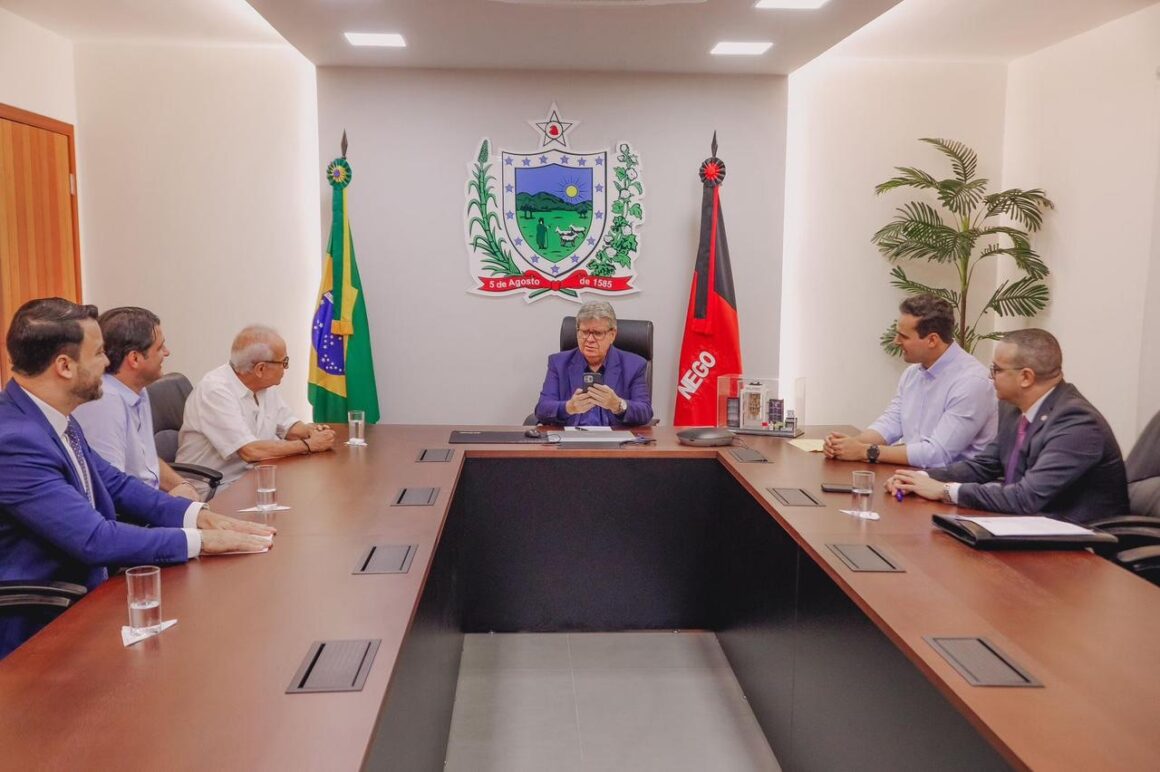 Cícero e João sentam à mesa e definem destino da Estação Ciência