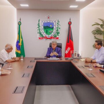 Cícero e João sentam à mesa e definem destino da Estação Ciência
