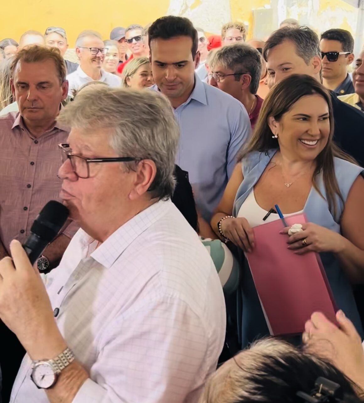 Joao Azevêdo une oposição e situação e Cajazeiras, mas não muito