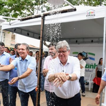 Governador entrega sistema adutor e duas estradas no Sertão
