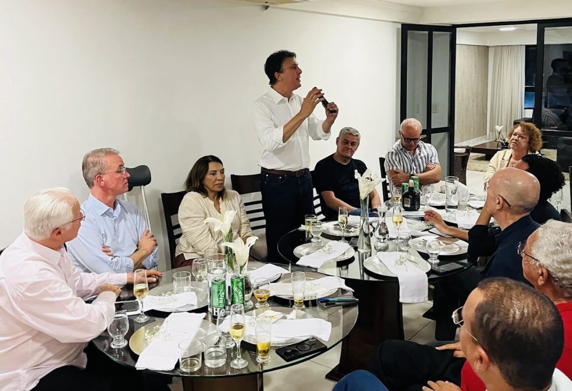 Camilo Santana reforça que reeleger Lula é prioridade e coloca João e Veneziano no pacote