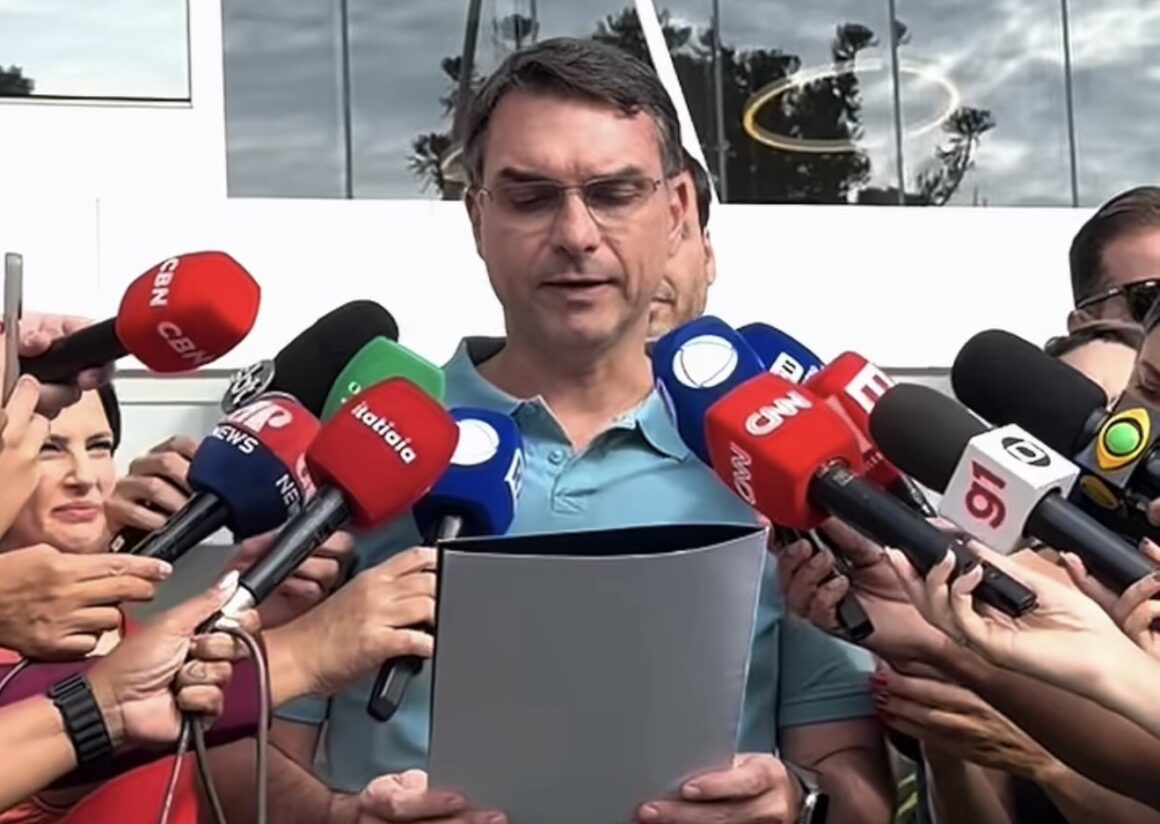 Bolsonaro confirma, em carta, Flávio como pré-candidato à presidência em 2026