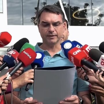 Bolsonaro confirma, em carta, Flávio como pré-candidato à presidência em 2026