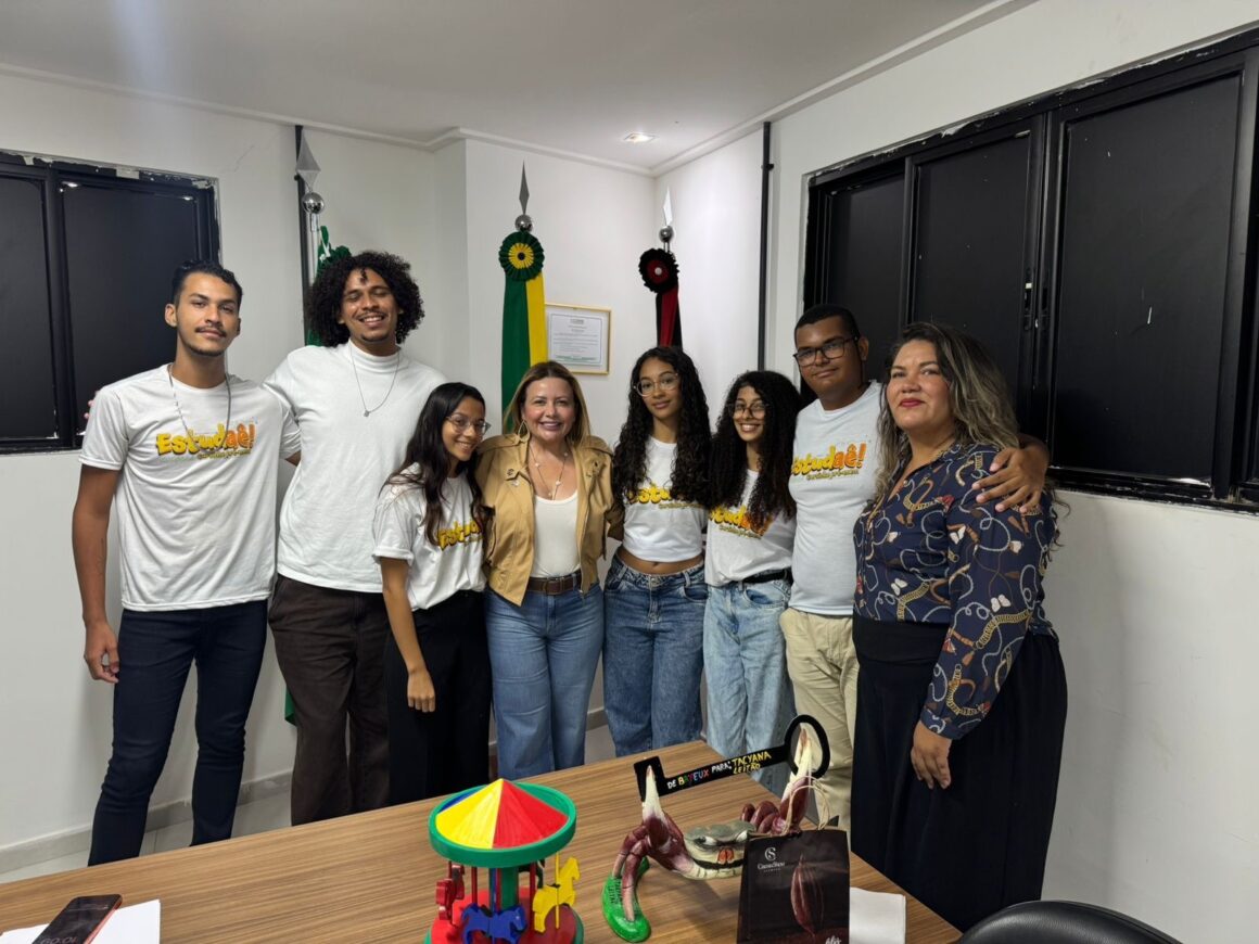 Tacyana Leitão recebe estudantes do ‘Estudaê’ com bom desempenho no Enem 2025&nbsp;