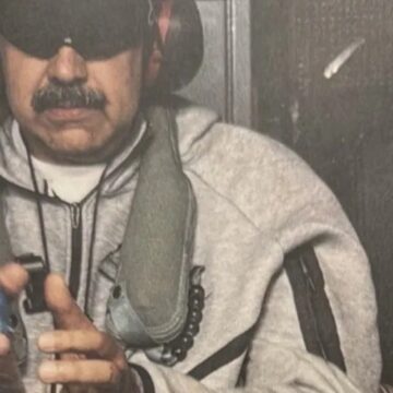 Trump divulga imagem de Maduro, que estaria sendo levado a Nova York