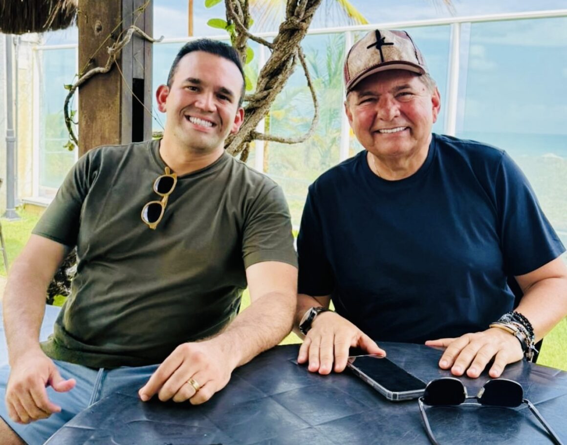 Adriano Galdino e Dr. Jhony sentam à mesa e aparam arestas