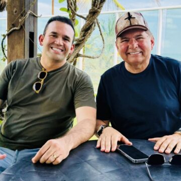 Adriano Galdino e Dr. Jhony sentam à mesa e aparam arestas