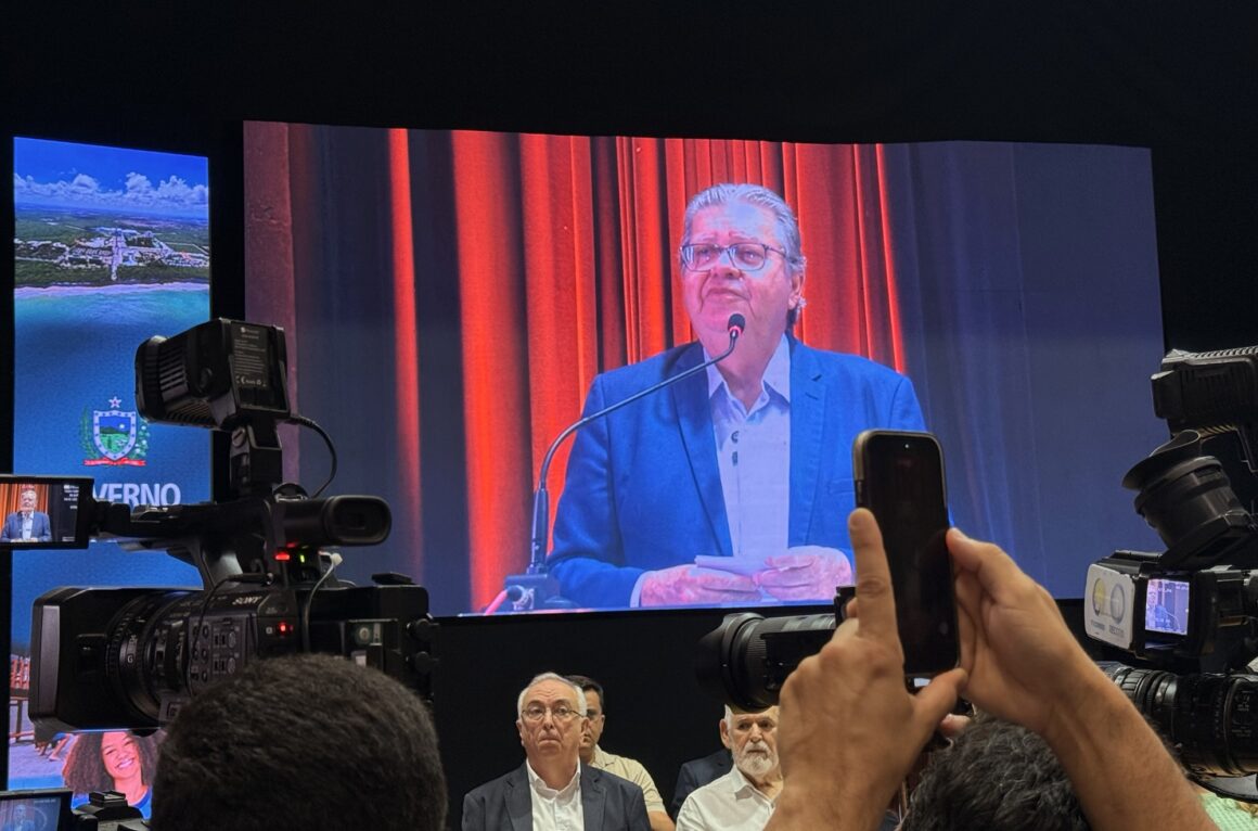 João Azevêdo lança revista e em prévia de abril passa o “bastão” a Lucas