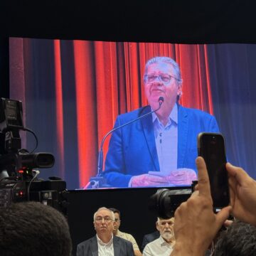 João Azevêdo lança revista e em prévia de abril passa o “bastão” a Lucas