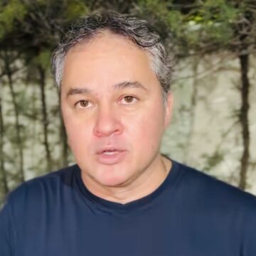 Bolsonarista convicto, Efraim Filho espera por caminhada em Brasília