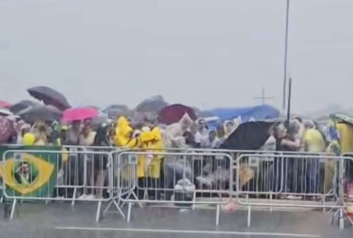 Raio atinge concentração de ato pró-Bolsonaro e deixa manifestantes feridos