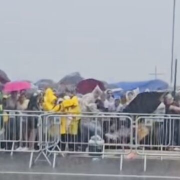 Raio atinge concentração de ato pró-Bolsonaro e deixa manifestantes feridos