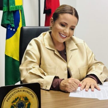 Prefeita de Bayeux anuncia aumento para professores e convoca concursados da Educação