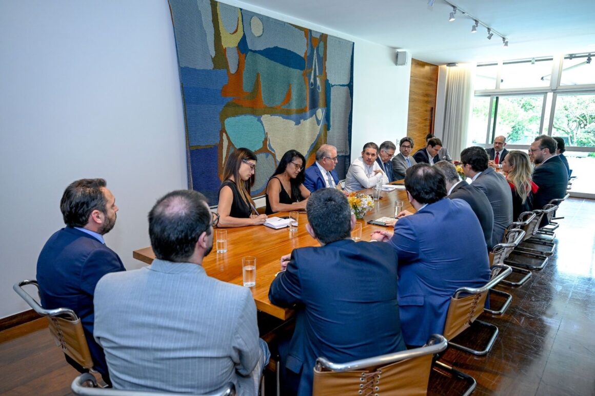 Hugo Motta discute regulamentação do trabalho por aplicativo