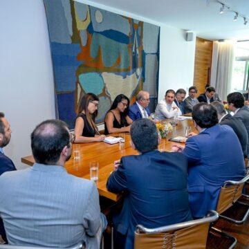 Hugo Motta discute regulamentação do trabalho por aplicativo