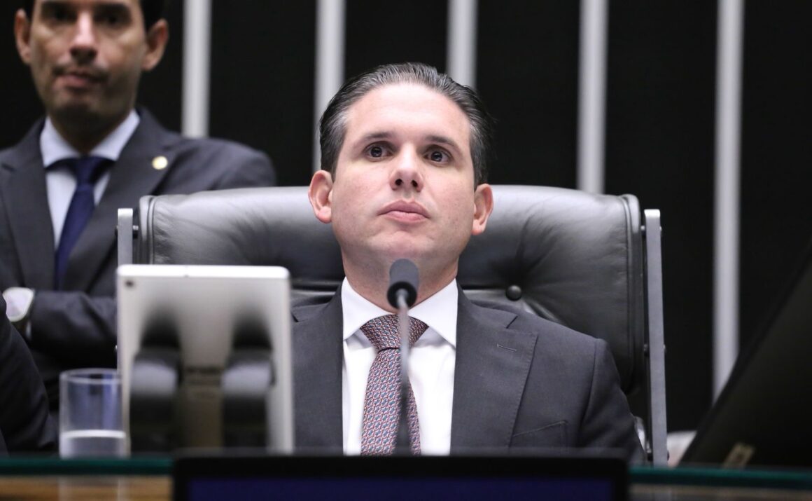 Hugo Motta encaminha PEC do fim da escala 6×1 à CCJ da Câmara
