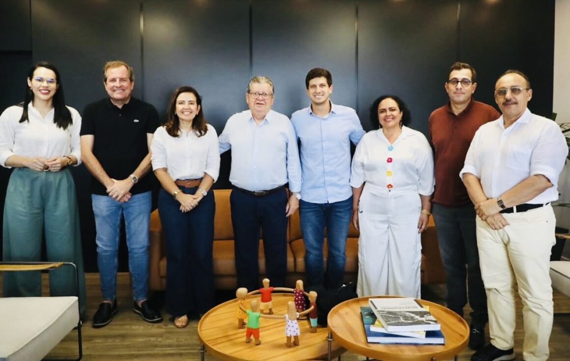 João Azevêdo apresenta nominata para a Câmara ao presidente nacional do PSB